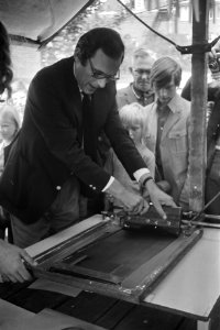Wethouder Lammers onthuld naambord F. Domela Nieuwenhuis plantsoen, Bestanddeelnr 925-8500
