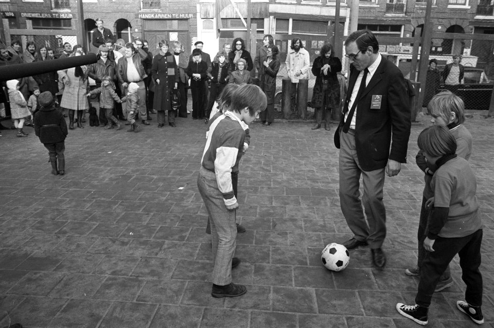 Wethouder Lammers opent speelterrein in de Pijp (Amsterdam door aftrap te doen, Bestanddeelnr 925-3294
