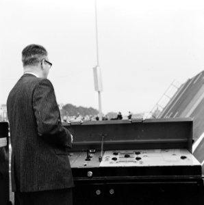 Wethouder drs. R. J. de Wit van Publieke Werken Amsterdam opent Stadhoudersbrug., Bestanddeelnr 922-8979