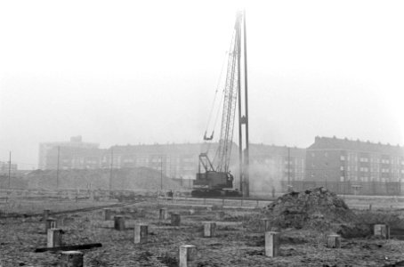 Wethouder Elsenburg slaat eerste paal voor Nieuw Amstelhof, Bestanddeelnr 922-0334