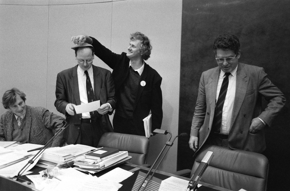 Wethouder Etty krijg petje opgezet, rechts burgemeester Van Thijn, Bestanddeelnr 934-3990