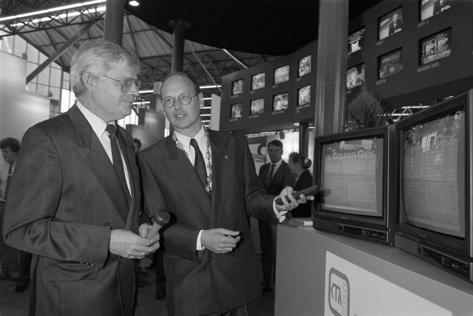 Wethouder Etty (Amsterdam) opent Gouden Gids op kabel-tv links directeur Albers , Bestanddeelnr 934-3008