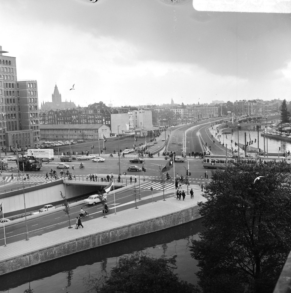 Wethouder drs. R. J. de Wit van Publieke Werken Amsterdam opent Stadhoudersbrug., Bestanddeelnr 922-8982