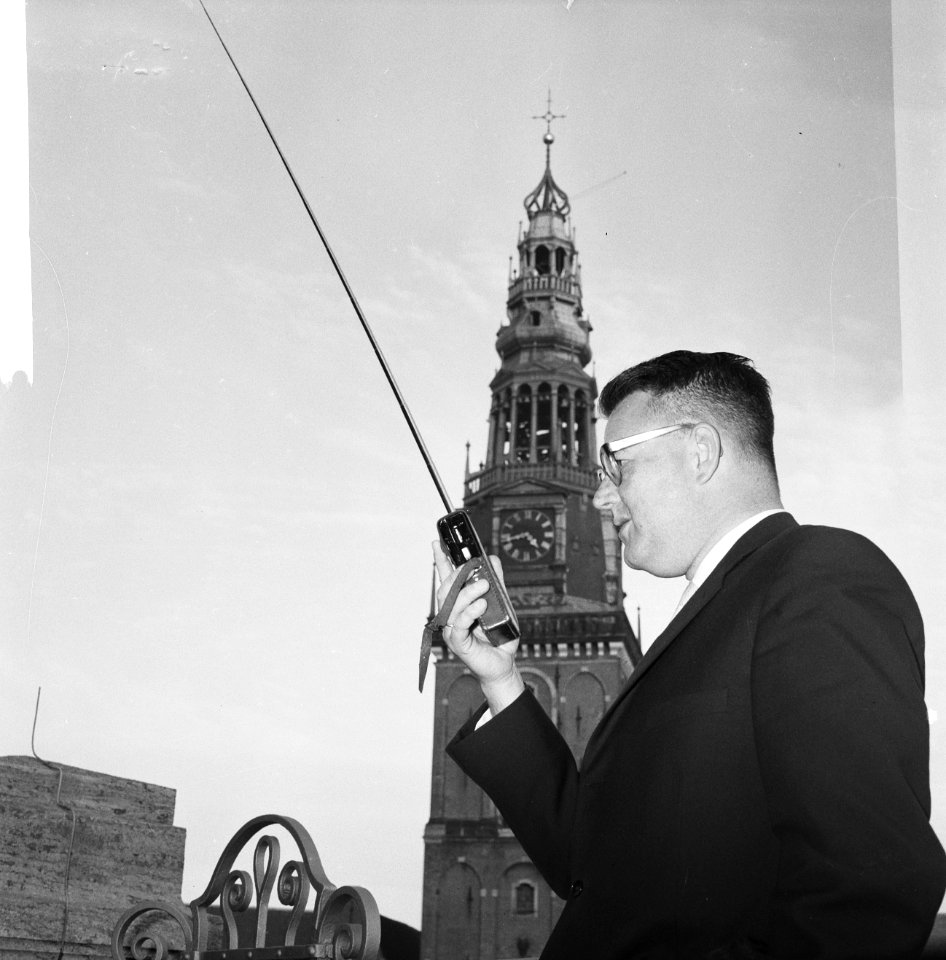 Wethouder drs. R.J. de Wit terwijl hij een sein geeft aan de beiaardier via een , Bestanddeelnr 918-3466
