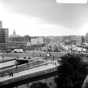 Wethouder drs R J de Wit van Publieke Werken Amsterdam opent Stadhoudersbrug, Bestanddeelnr 922-8975