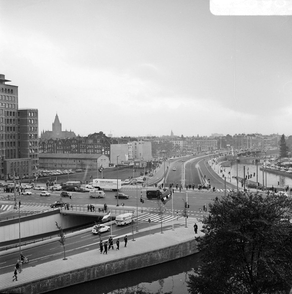 Wethouder drs. R. J. de Wit van Publieke Werken Amsterdam opent Stadhoudersbrug., Bestanddeelnr 922-8983