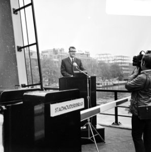 Wethouder drs R J de Wit van Publieke Werken Amsterdam opent Stadhoudersbrug, Bestanddeelnr 922-8974