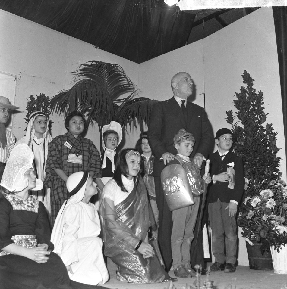 Wethouder dr. P. J. Koets opende Internationale school Amsterdam aan de Vechtstr, Bestanddeelnr 917-2441