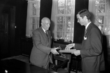 Wethouder dr. P.J. Koets ontvangt een rapport van de praeses van de Amsterdamse , Bestanddeelnr 920-4931
