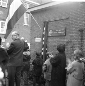 Wethouder dr. P. J. Koets opende Internationale school Amsterdam aan de Vechtstr, Bestanddeelnr 917-2443