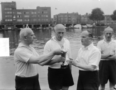 Wethouder De Roos, commandant Kaasjager en IJbema roeien, Bestanddeelnr 904-6479