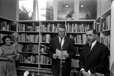 Wethouder De Wit houdt een toespraak. Rechts directeur H. Jansma, Bestanddeelnr 921-6271