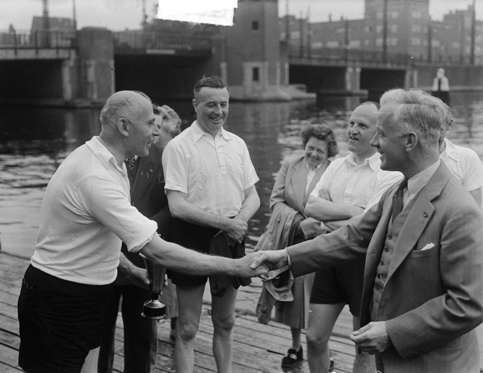 Wethouder De Roos, commandant Kaasjager en IJbema roeien, Bestanddeelnr 904-6480