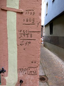 Wertheim, Hochwassermarken Gerbergasse 4, bearbeitet