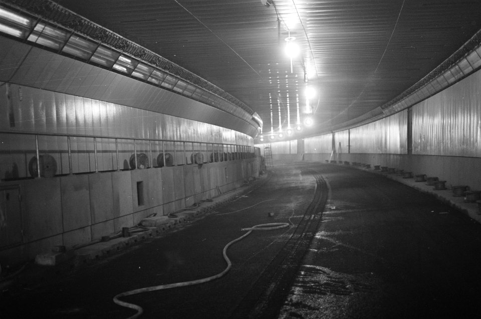 Werkzaamheden IJ-tunnel. Het leggen van verwarmingsmatten tegen bevriezen wegdek, Bestanddeelnr 921-4402