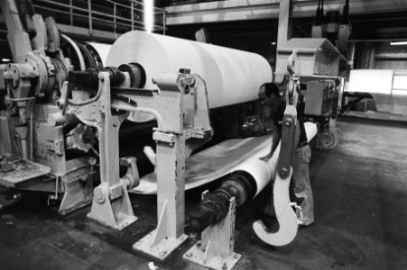 Werkzaamheden in de fabriek bij grote rollen papier, Bestanddeelnr 931-2848