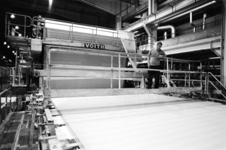 Werkzaamheden in de fabriek bij grote rollen papier, Bestanddeelnr 931-2850