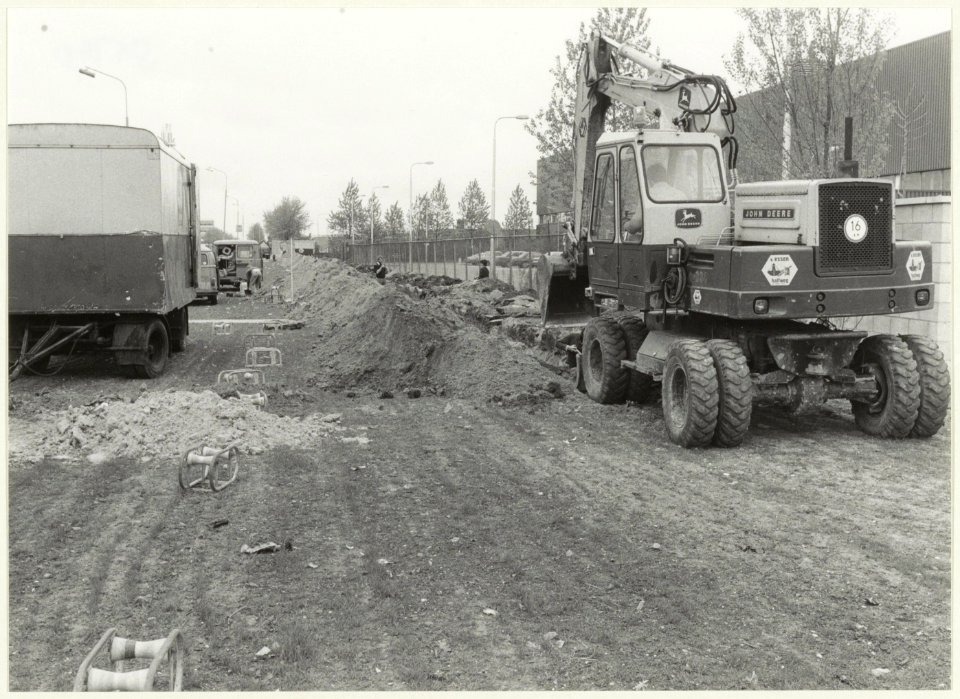 Werkzaamheden i.v.m. doorgesneden P.T.T. kabels bij Haarlems Dagblad in de Waarderpolder. NL-HlmNHA 54021080