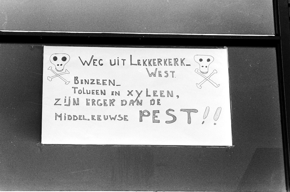 Werkzaamheden in gifwijk in Lekkerkerk bord met tekst Weg uit Lekkerkerk We, Bestanddeelnr 930-8577