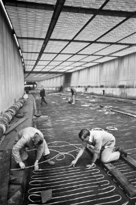 Werkzaamheden IJ-tunnel. Het leggen van verwarmingsmatten tegen bevriezen wegdek, Bestanddeelnr 921-4401