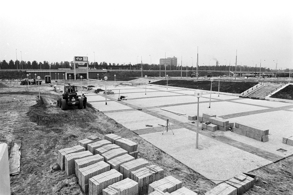 Werkzaamheden in Amsterdam plein voor het station, Bestanddeelnr 929-9570