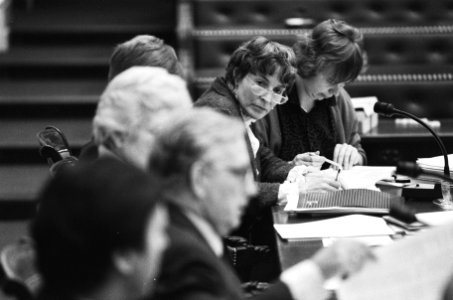 Wessel-Tuinstra kijkt naar Korthals Altes en Brinkman, Bestanddeelnr 933-5892