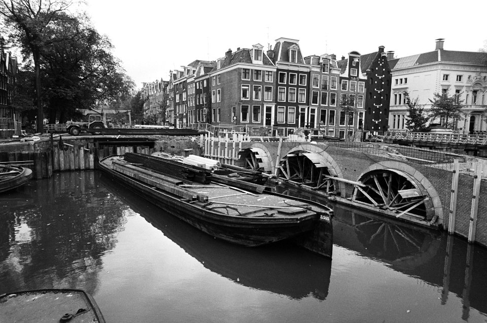 Werkzaamheden in Amsterdam drie bruggen tegelijk in reparatie KeizersgrachtLei, Bestanddeelnr 929-9568
