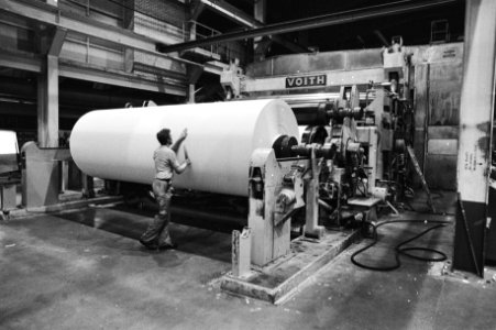 Werkzaamheden in de fabriek bij grote rollen papier, Bestanddeelnr 931-2846