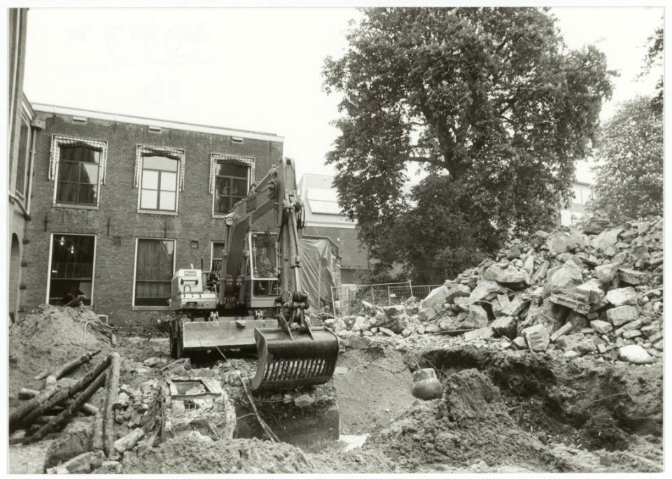 Werkzaamheden in de tuin van het Teylers Museum