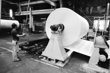 Werkzaamheden in de fabriek bij grote rollen papier, Bestanddeelnr 931-2847