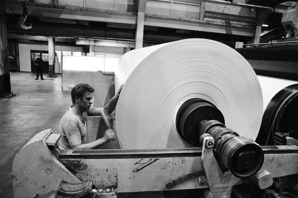 Werkzaamheden in de fabriek bij grote rollen papier, Bestanddeelnr 931-2849