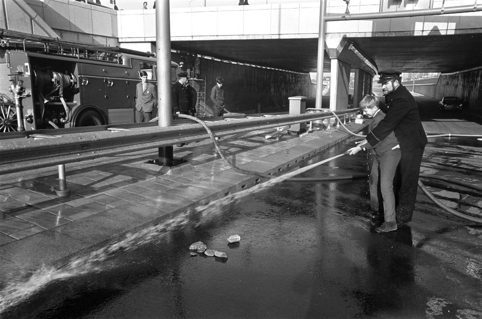 Werkzaamheden IJ tunnel brandweer bezig met schoonspuiten van de aan- en afvoerw, Bestanddeelnr 921-7838