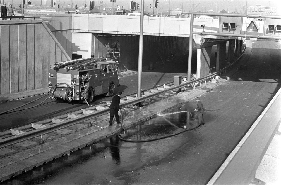 Werkzaamheden IJ tunnel brandweer bezig met schoonspuiten van de aan- en afvoerw, Bestanddeelnr 921-7837
