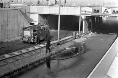 Werkzaamheden IJ tunnel brandweer bezig met schoonspuiten van de aan- en afvoerw, Bestanddeelnr 921-7837