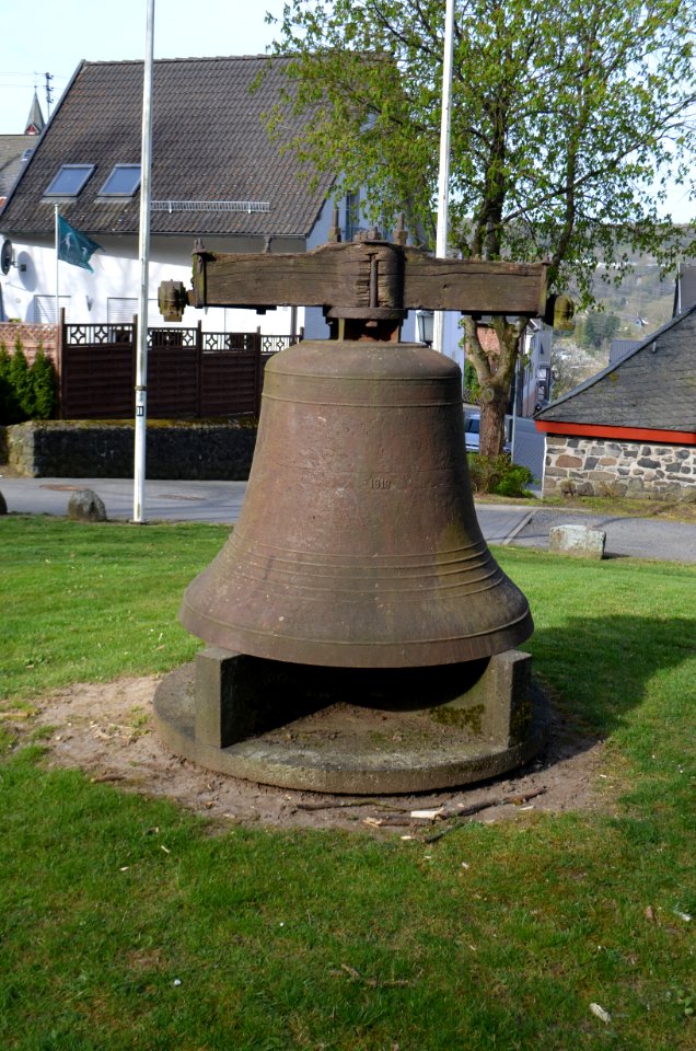 Westerburg, Glocke vor dem Burgmannenhaus