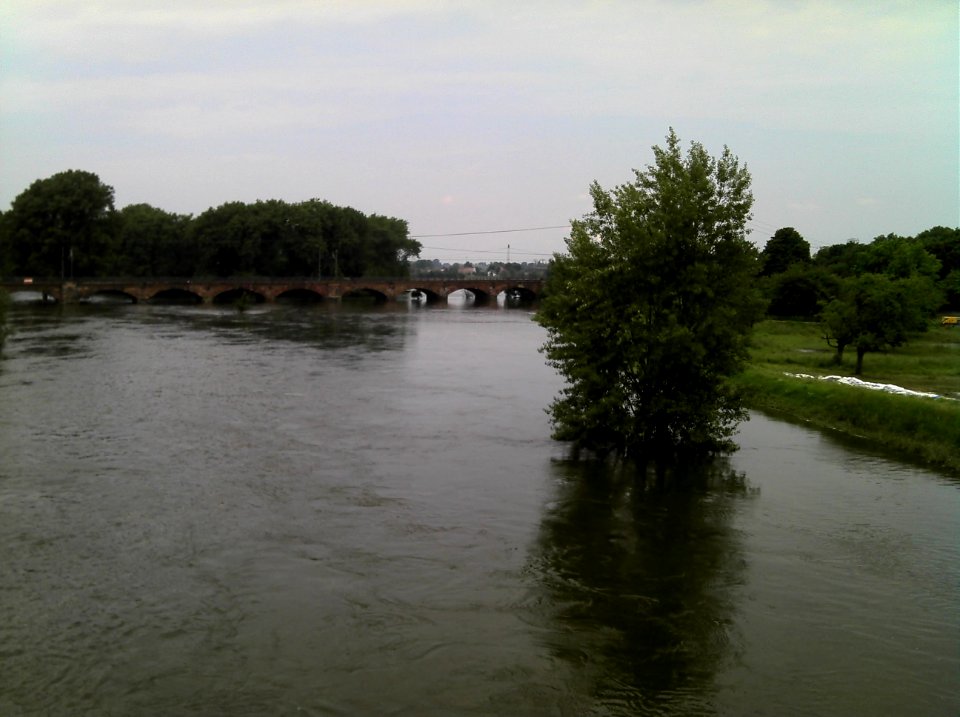 Westblick von der Straßenbrücke der L 187 nördlich Kichfährendorf bei Hochwasser im Juni 2013b