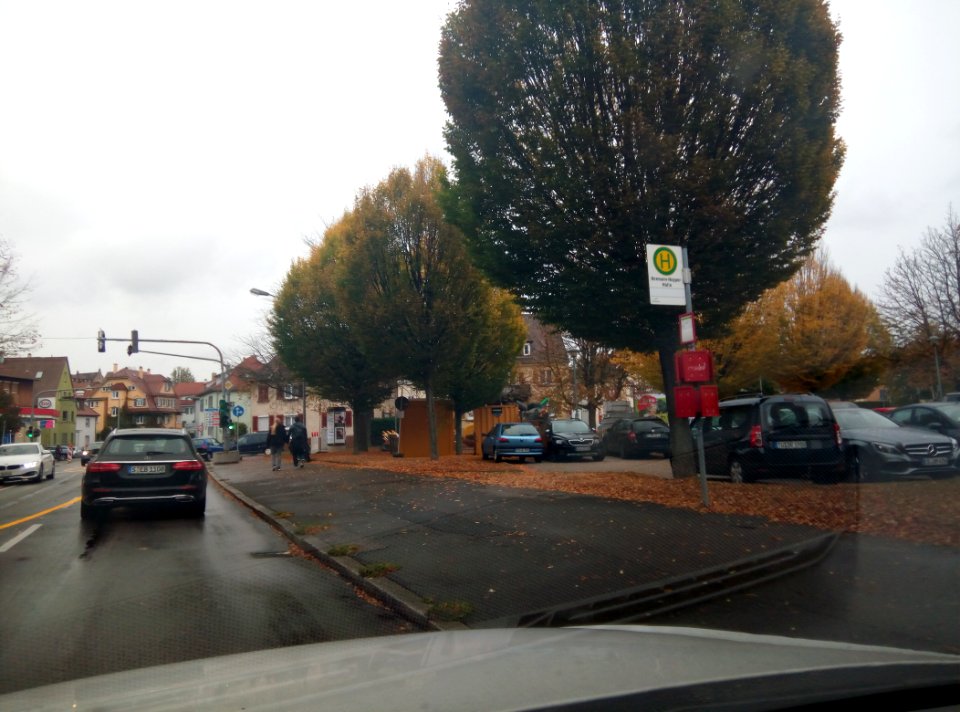Westbahnhofstraße von Westen. Bushaltestelle Hermann-Hepper-Halle (2018)