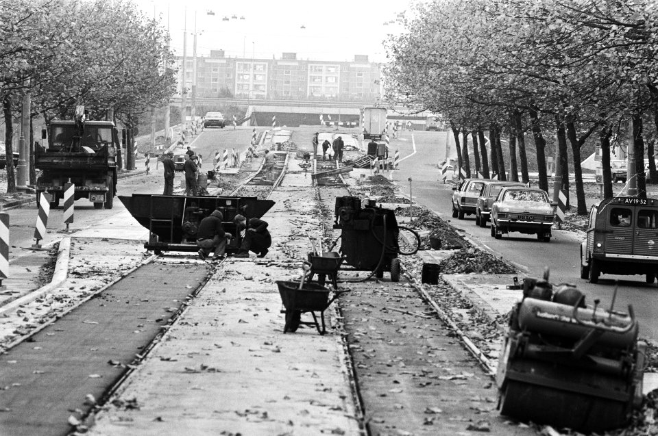 Werkzaamheden in Amsterdam aanleg trambanen naar station Schiphollijn in Buiten, Bestanddeelnr 929-9569