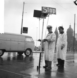 West-Duitse agent regelt verkeer Damrak, Prins Hendrikkade in verband met confer, Bestanddeelnr 916-3495