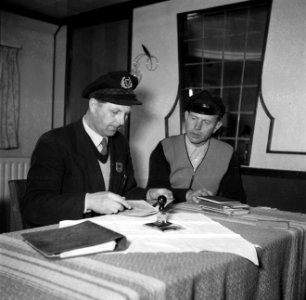 West-Duitse douanebeambte controleert de paspoorten van alle opvarenden aan boo…, Bestanddeelnr 254-1512