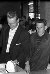 Westdorp (r) en van der Steen (l) bij kleding halen, Bestanddeelnr 912-6707