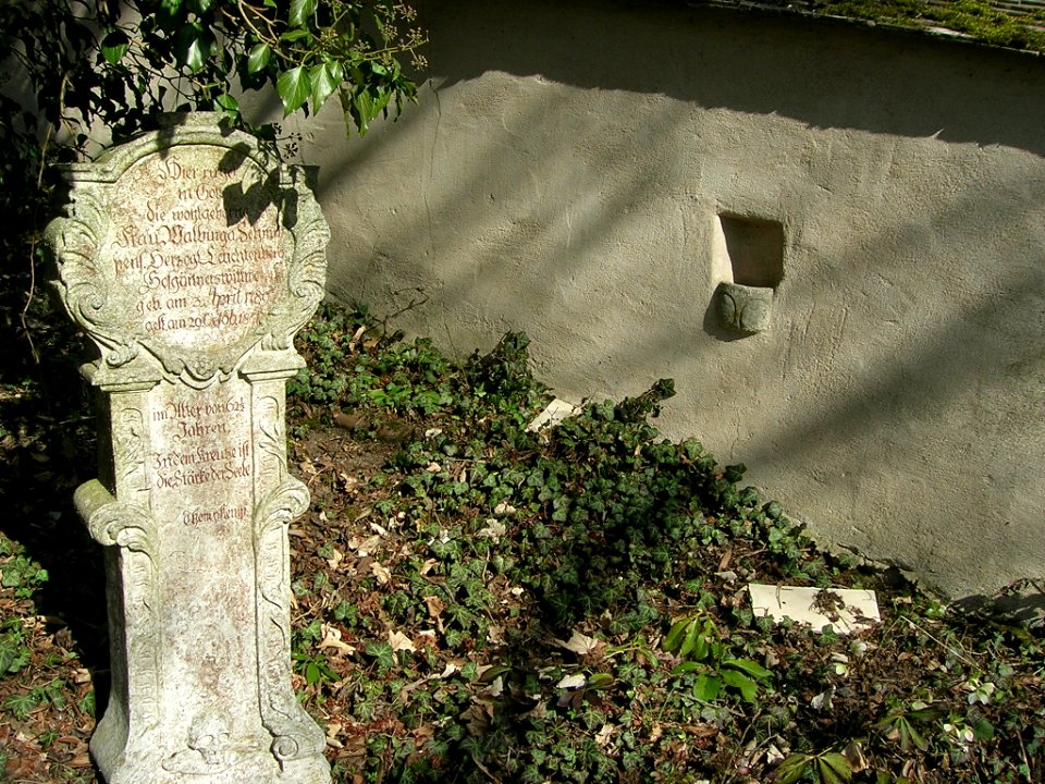 Westenfriedhof Eichstätt -Grabstein Walburga Schmitz und Weihwasserbecken an Ostmauer