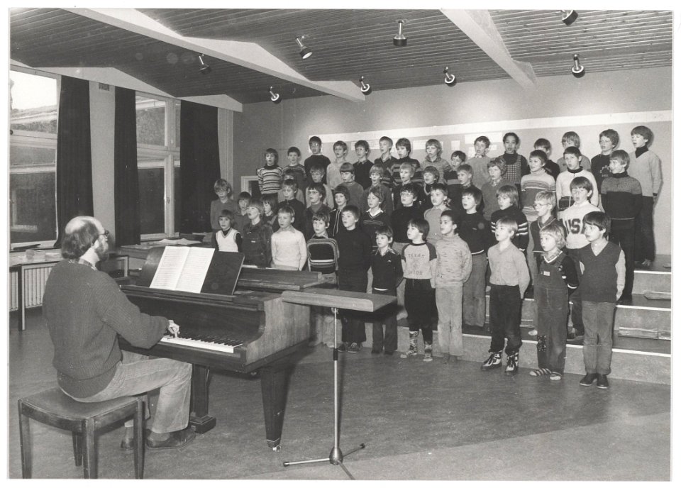 Westergracht 61. Koorschool Sint Bavo. De rooms-katholieke koorschool viert haar 30-jarig bestaan. Leerlingen tijdens een koorrepetitie. NL-HlmNHA 54011546