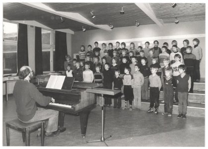 Westergracht 61. Koorschool Sint Bavo. De rooms-katholieke koorschool viert haar 30-jarig bestaan. Leerlingen tijdens een koorrepetitie. NL-HlmNHA 54011546