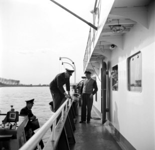 West-Duitse douanebeambte klimt aan boord van de Damco 9 met rechts schipper An…, Bestanddeelnr 254-1507