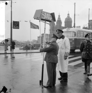 West-Duitse agent regelt verkeer Damrak, Prins Hendrikkade in verband met confer, Bestanddeelnr 916-3496 photo