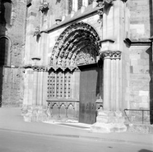 Westelijke ingang van de Onze-Lieve-Vrouwekerk, Bestanddeelnr 254-4475