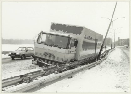 Westelijke Randweg bij Delftwijk vrachtwagen tegen vangrails door gladheid. NL-HlmNHA 54013084