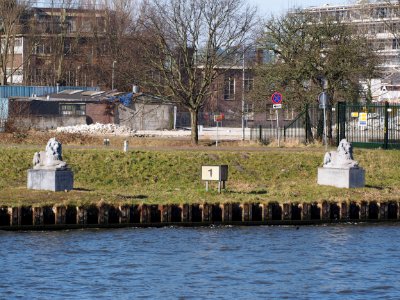 Westelijke Merwedeknaaldijk, Leeuwen aan de ingang van Het Amsterdam-Rijnkanaal foto 2