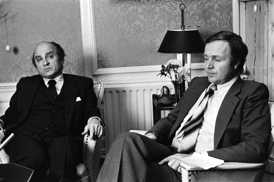 West-Duitse minister van Economische Zaken Lambsdorff (l. in Nederland met minis, Bestanddeelnr 932-0742